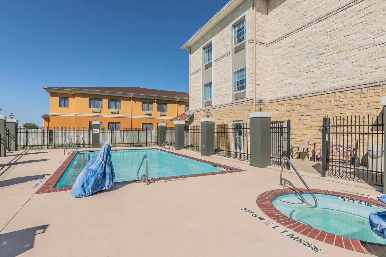 La Quinta By Wyndham Granbury Hotel Exterior photo